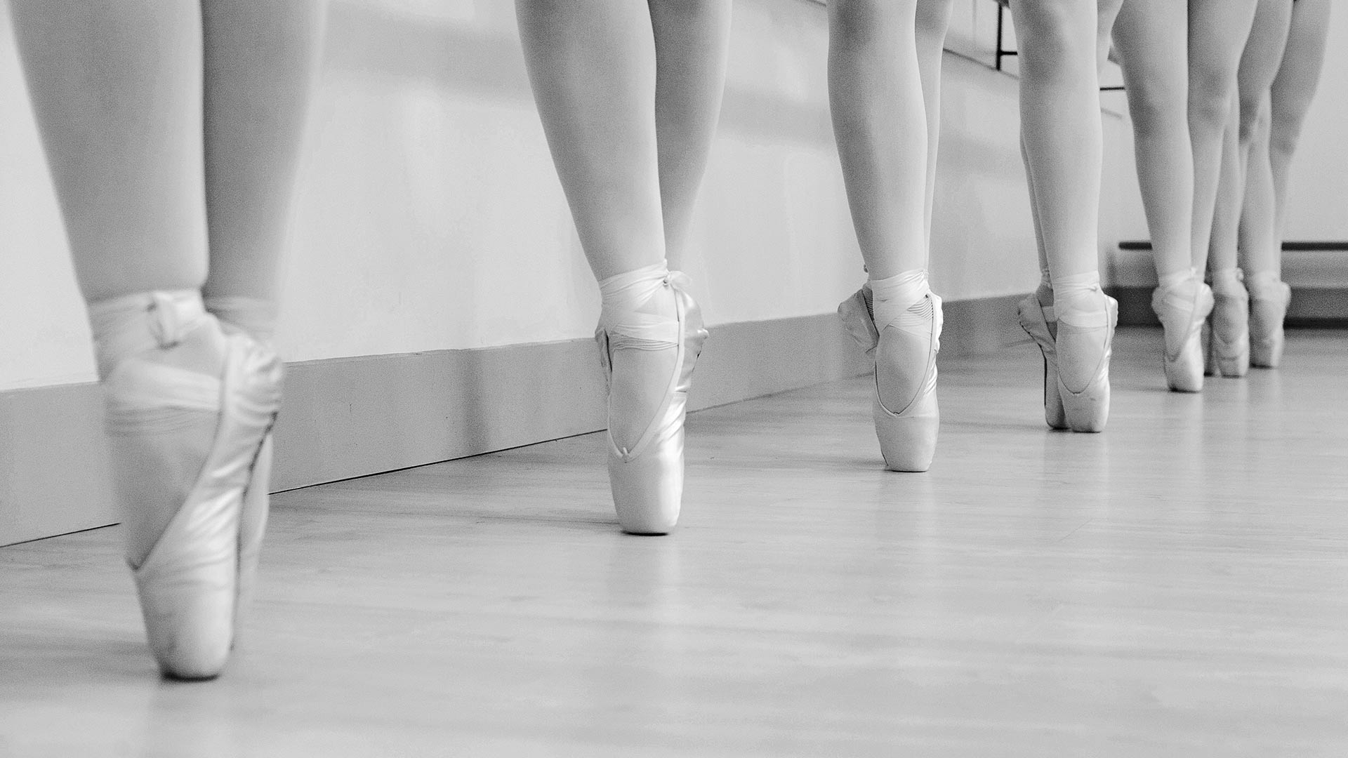 ballet dancers on pointe