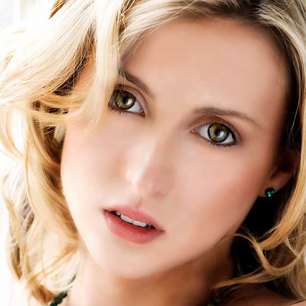 portrait of blonde woman by portrait photographer in Glasgow, Scotland
