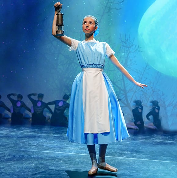 dancer-onstage-lantern-pointe