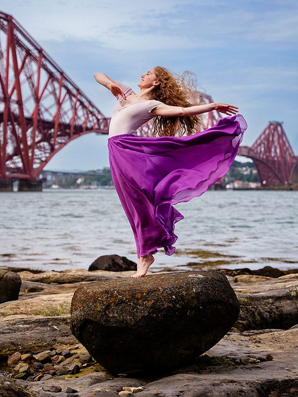 Dancer_windswept_elegant_forthrailbridge