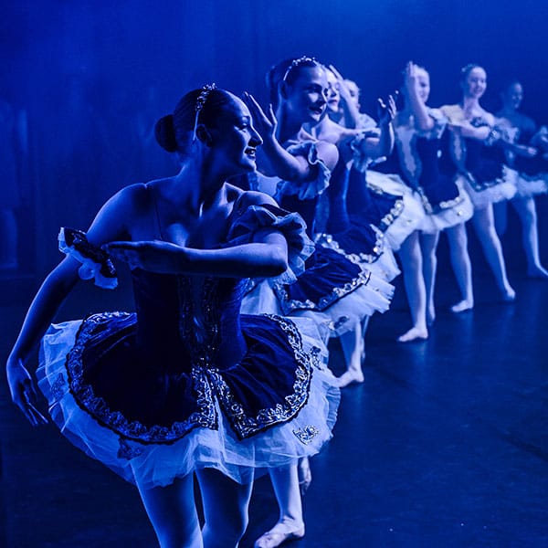 ballet-dancers-onstage-bluetones