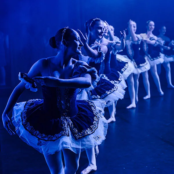 ballet-dancers-onstage-bluetones