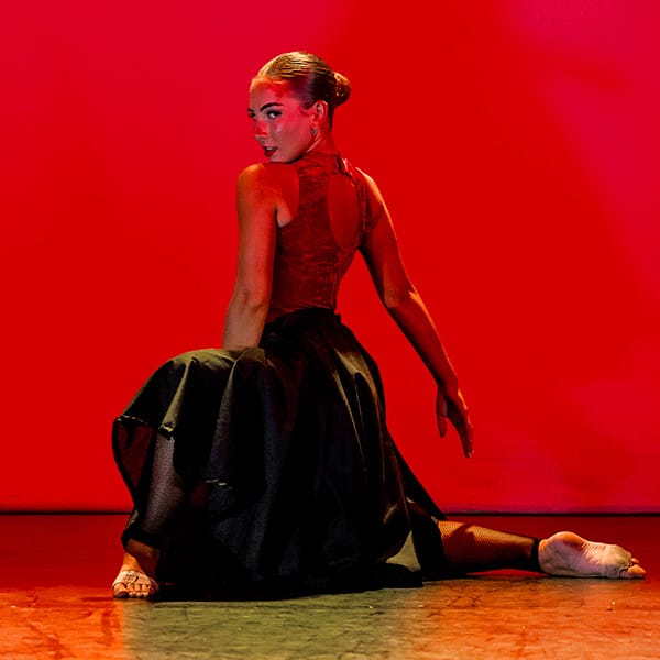 contemporary-ballet-dancer-redlit-onstage