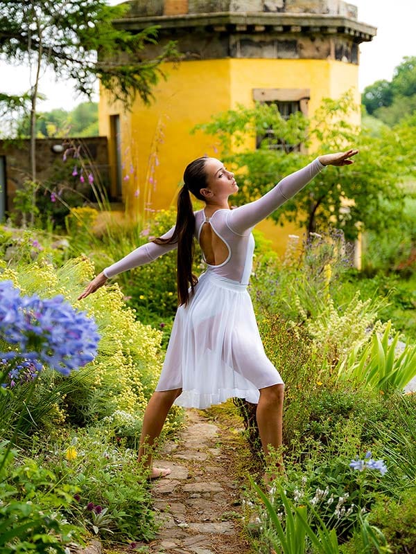 dancer-outdoor-garden-pose