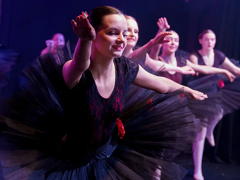 dancers-onstage-ballet-closeup