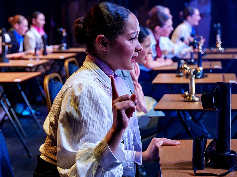 dancers-onstage-musicaltheatre-retro