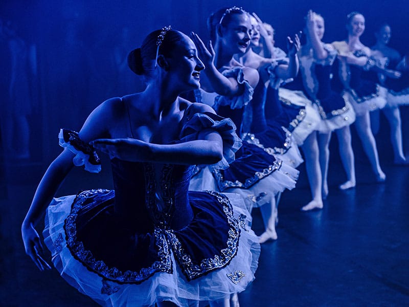 dancers-onstage-show-ballet-bluelit